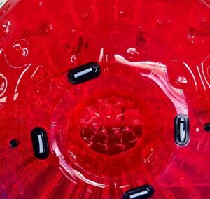 Ein roter Zorb für die Komische Oper Berlin